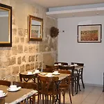 Hotel William's Opera